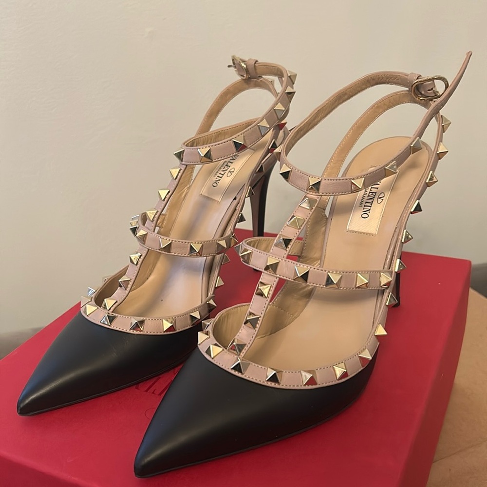 Like New Valentino Garavani Rockstud Caged Black Pumps Size 40